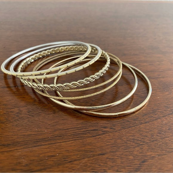 Set of Seven Elegant Gold Bangle Bracelets! - Picture 1 of 2